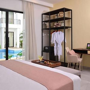 Habitación Grand Deluxe con Cama King con Vistas a la Piscina